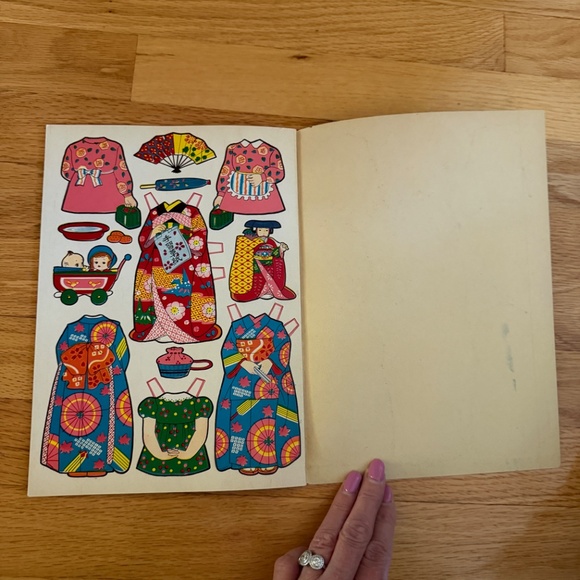 Vintage Japanese Cutout Dressing Book Paper Dolls Made in Japan - Picture 15 of 16